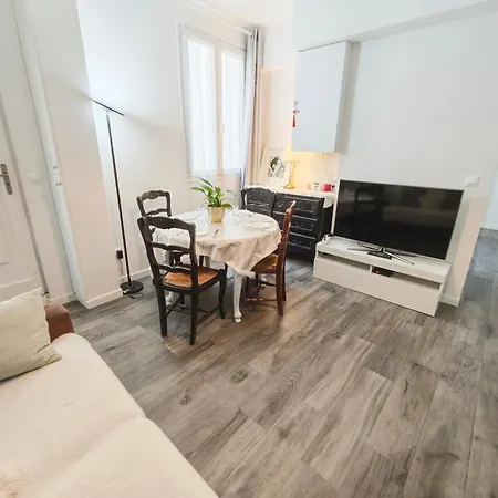 Notre Dame In Latin Quarter Stylish Flat For 6
